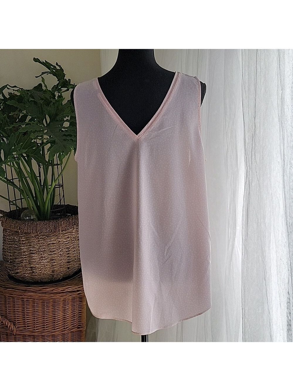 Banana Republic Pink White Dotted V-Neck Tank Size Large EUC - Picture 3 of 7